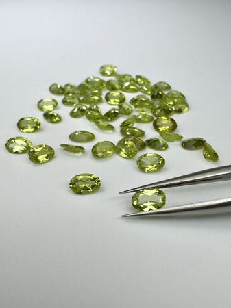 Perydot oliwin  owal fasetowany 6x4 mm