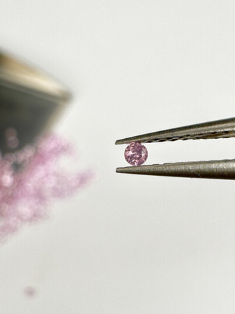 Szafir różowy naturalny okrągły fasetowany fi 1,3 mm