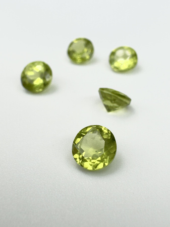 Perydot oliwin okrągły fasetowany  fi 5 mm