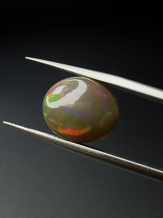 Opal ciemny naturalny kaboszon owal 13,61 x 11,45 mm