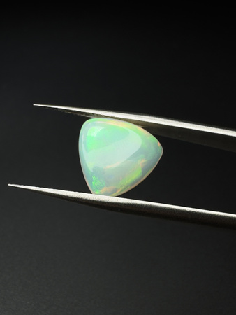 Opal naturalny kaboszon trylion 13,12 x 12,82 x 12,74 mm