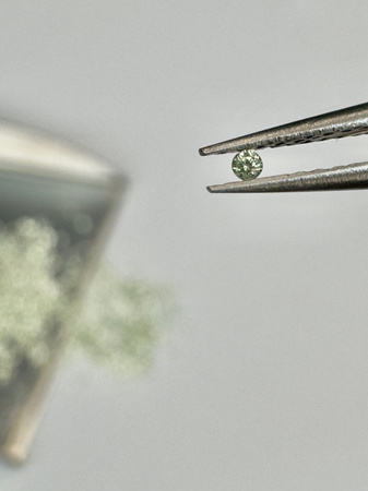 Szafir zielony naturalny okrągły fasetowany fi 1,1 mm