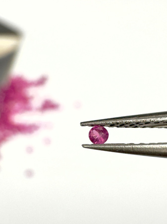 Rubin różowy naturalny okrągły fasetowany fi 1,3 mm