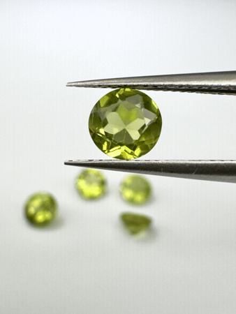 Perydot oliwin okrągły fasetowany  fi 5 mm