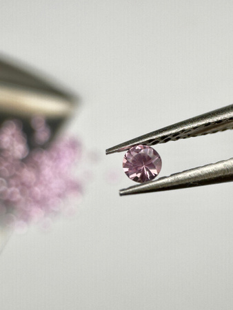 Szafir różowy naturalny okrągły fasetowany fi 1,8 mm
