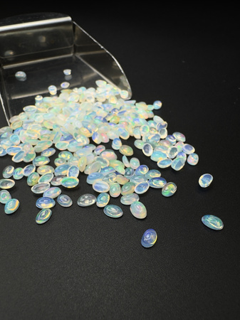 Opal naturalny owal kaboszon 5x3 mm