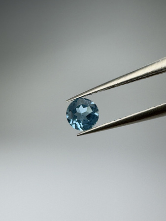 Niebieski topaz fasetowany okrągły fi 4 mm