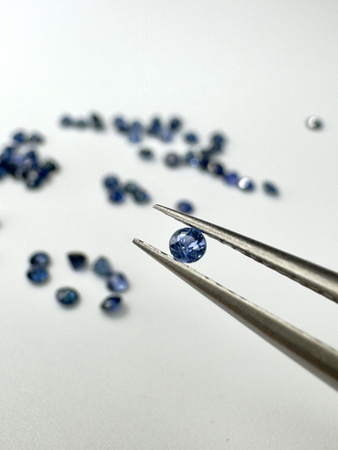 Szafir niebieski naturalny fasetowany okrągły fi 2 mm