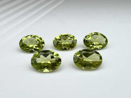 Perydot oliwin owal fasetowany 7x5 mm