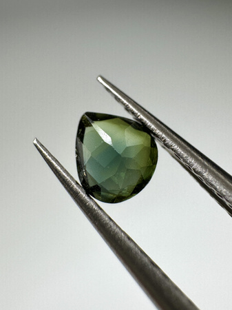 Turmalin fasetowany ciemny zielony gruszka 4,23 x 3,78 mm