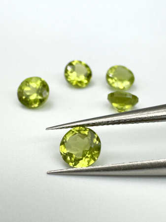 Perydot oliwin okrągły fasetowany  fi 5 mm