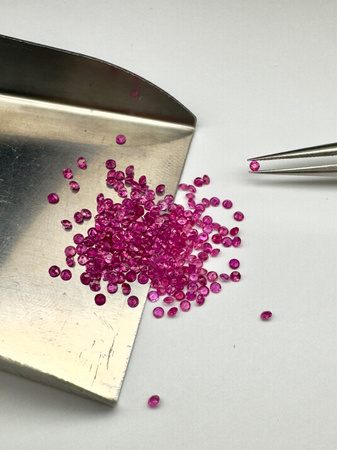 Rubin różowy naturalny okrągły fasetowany fi 1,6 mm