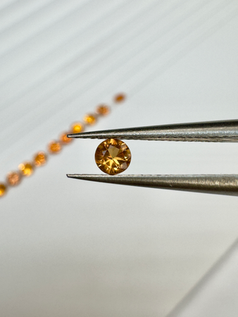 Szafir pomarańczowy naturalny okrągły fasetowany fi 3 mm