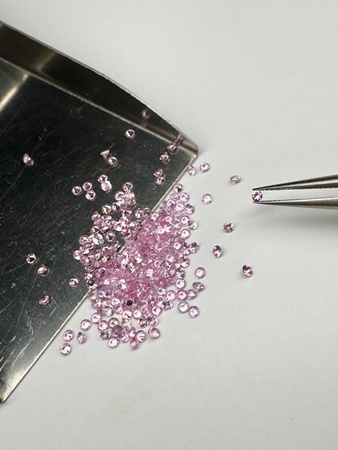 Szafir różowy naturalny okrągły fasetowany fi 1,6 mm