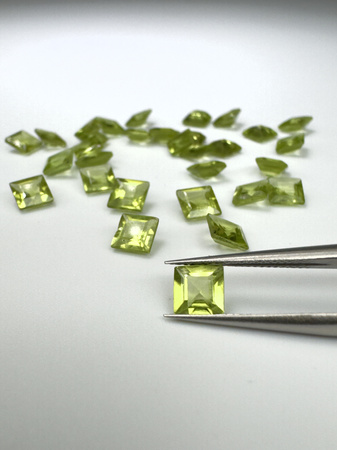 Perydot oliwin kwadrat fasetowany 5x5 mm