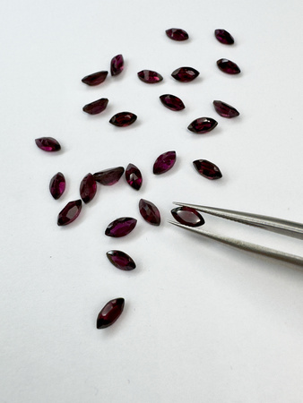 Granat rodolit naturalny fasetowany markiza 6x3 mm