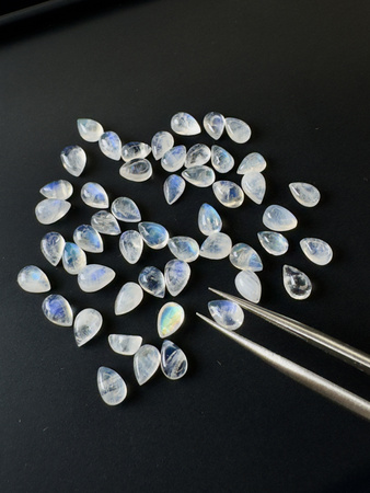 Tęczowy kamień księżycowy naturalny kaboszon łezka 6x4 mm