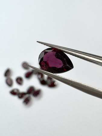 Granat rodolit  naturalny fasetowany gruszka 9x6 mm