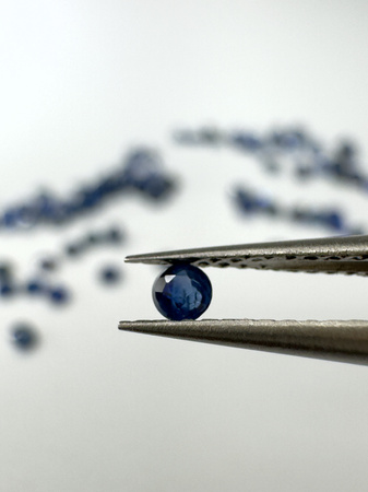 Szafir niebieski naturalny fasetowany okrągły fi 2 mm