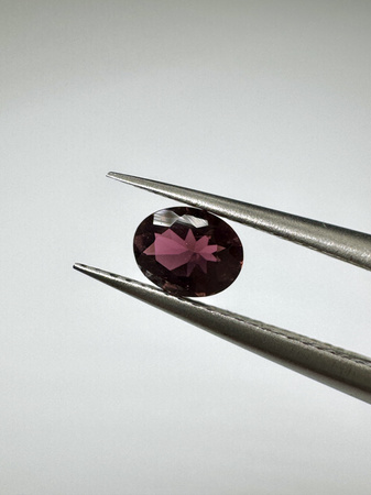 Turmalin fasetowany czerwony owal 5 x 4 mm
