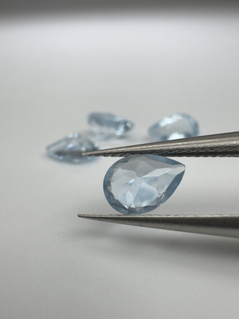 Topaz niebieski gruszka fasetowany 7x5 mm