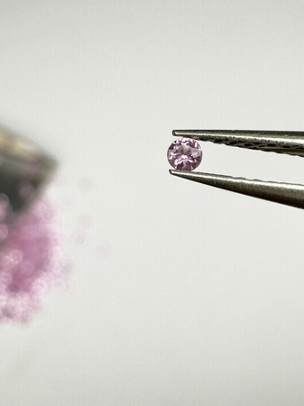 Szafir różowy naturalny okrągły fasetowany fi 1,6 mm