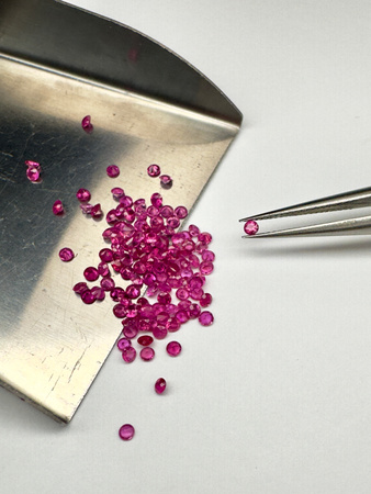 Rubin różowy naturalny okrągły fasetowany fi 1,8 mm