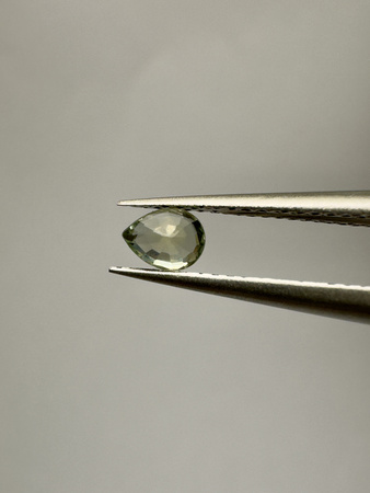 Szafir zielony naturalny fasetowany gruszka 4x3 mm