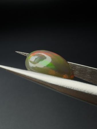 Opal ciemny naturalny kaboszon owal 13,61 x 11,45 mm