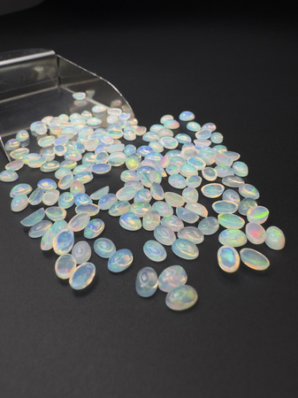 Opal naturalny kaboszon owal 6x4 mm