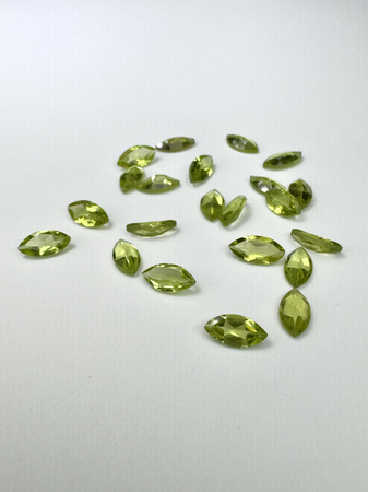 Perydot oliwin markiza fasetowany 8x4 mm