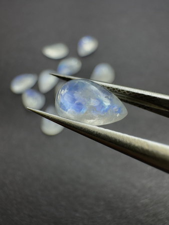 Tęczowy kamień księżycowy naturalny kaboszon łezka 6x4 mm