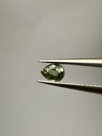 Szafir zielony naturalny fasetowany gruszka 4x3 mm