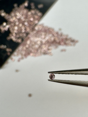 Szafir oliwkowy naturalny okrągły fasetowany fi 1,1 mm