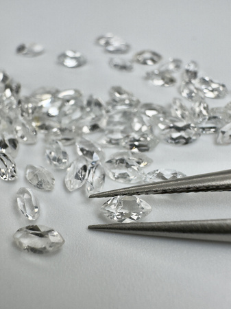 Topaz biały markiza fasetowany 4x2 mm