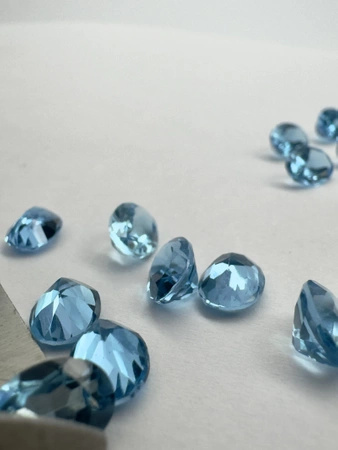 Niebieski topaz owal fasetowany 8x6 mm