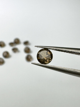 Kwarc dymny naturalny okrągły fasetowany fi 4 mm