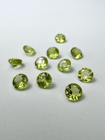 Perydot oliwin okrągły fasetowany  fi 4 mm