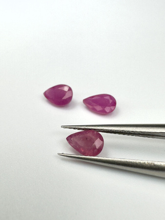 Rubin różowy naturalny gruszka fasetowany 6x4 mm