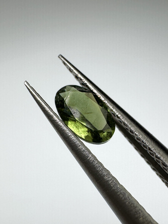 Turmalin fasetowany ciemny zielony owal 5 x 3 mm