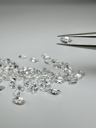 Topaz biały markiza fasetowany 4x2 mm