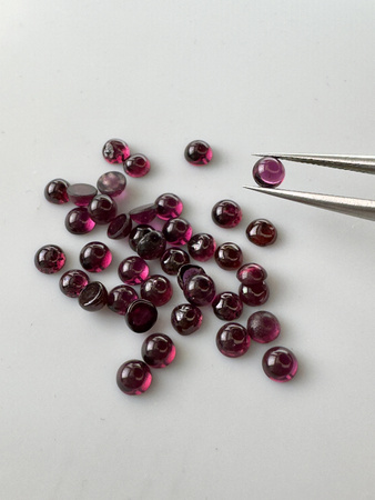 Granat rodolit  naturalny kaboszon okrągły fi 4 mm