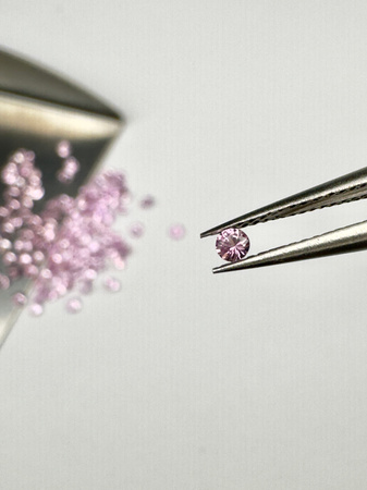 Szafir różowy naturalny okrągły fasetowany fi 1,8 mm