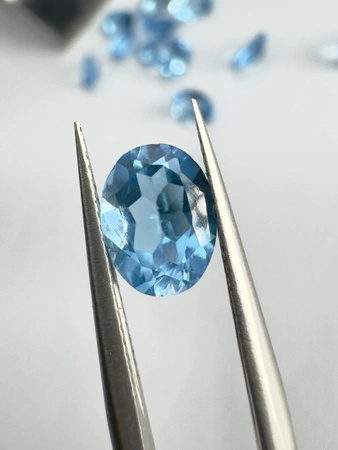 Niebieski topaz owal fasetowany 8x6 mm