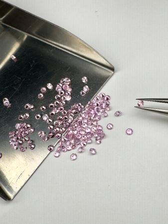 Szafir różowy naturalny okrągły fasetowany fi 1,8 mm