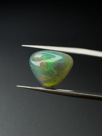 Opal ciemny naturalny kaboszon trylion 11,70 mm