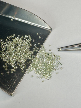 Szafir zielony naturalny okrągły fasetowany fi 1,1 mm