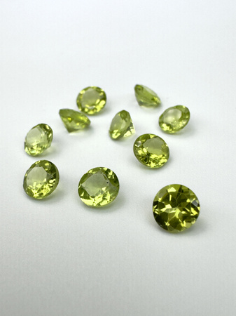 Perydot oliwin okrągły fasetowany  fi 5 mm