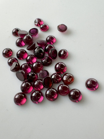 Granat rodolit  naturalny kaboszon okrągły fi 4 mm