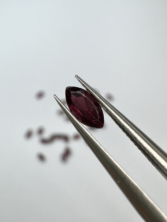 Granat rodolit naturalny fasetowany markiza 6x3 mm